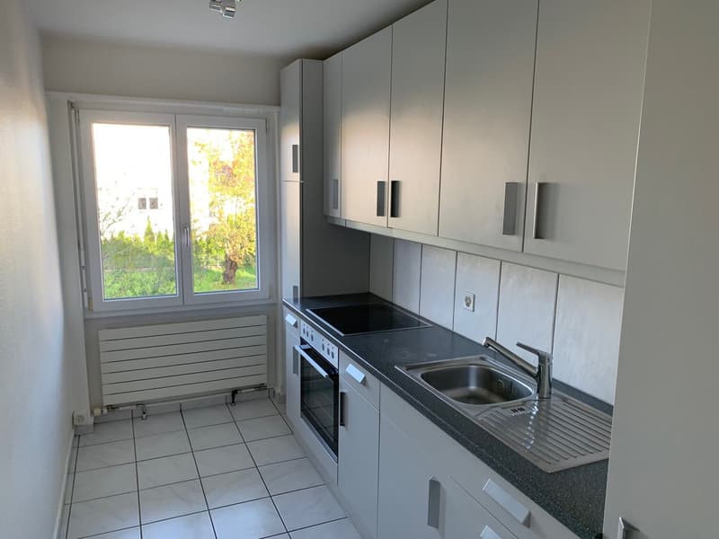 Schöne, helle 4 Zimmer Wohnung mit Balkon (3)