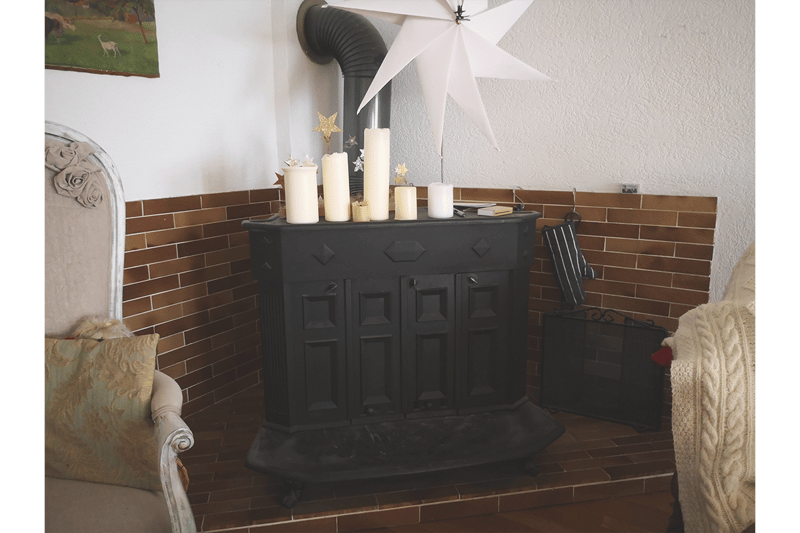 Living room, brick fireplace, candles, decorative star, chimney