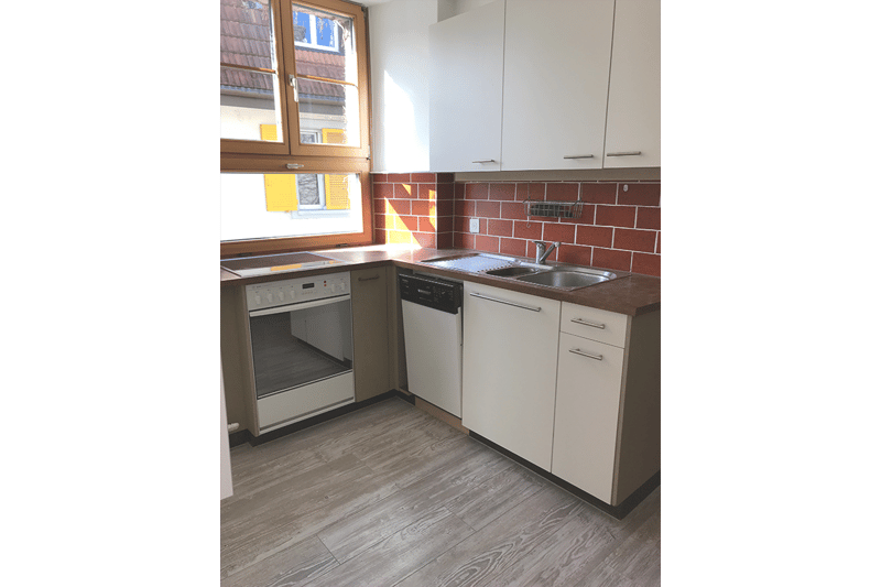 small kitchen, wooden flooring, brick tiles, dishwasher, washing machine, window