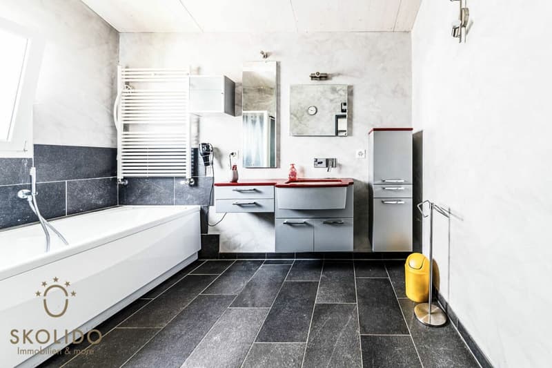 Edificio residenziale con tre appartamenti vacanza e giardino ad Ascona (45)