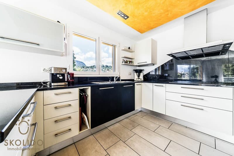 Edificio residenziale con tre appartamenti vacanza e giardino ad Ascona (25)