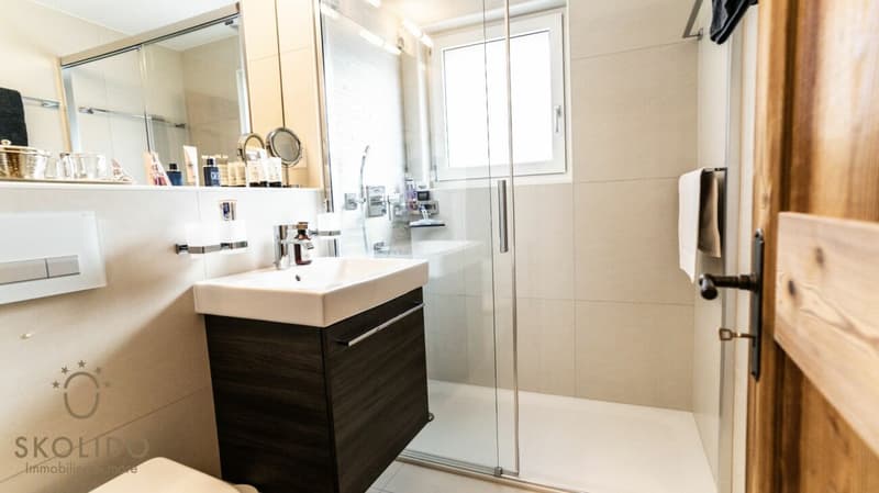 High-quality renovated flat with Alpine charm in a central location (10)