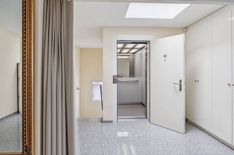 Eigener Eingangsbereich mit Lift bis in die Wohnung
