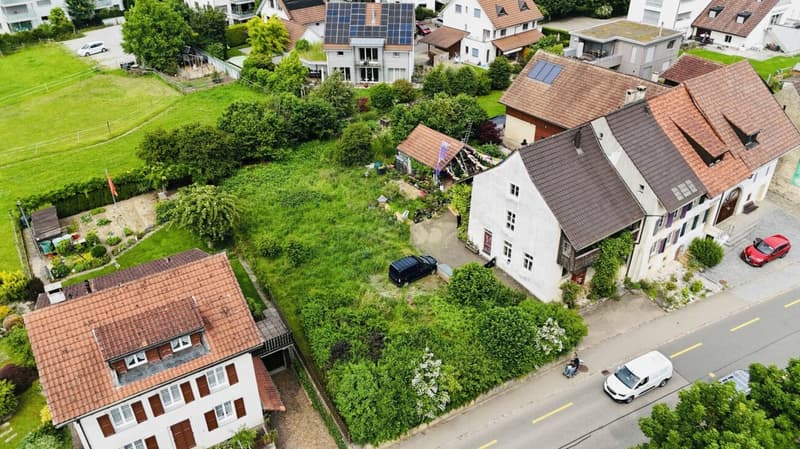 Bauland mit bewilligtem Projekt für ein Zweifamilienhaus
