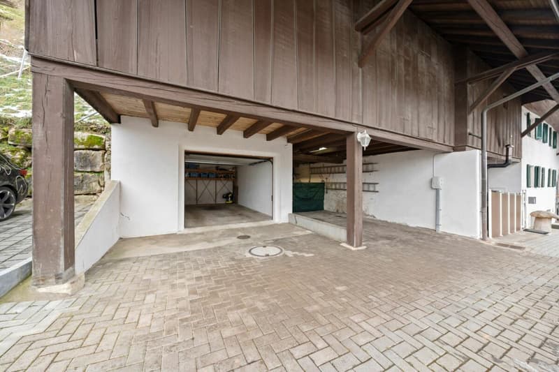 Das Haus bietet 1 Garagenbox und gesamthaft 4 Aussenparkplätze