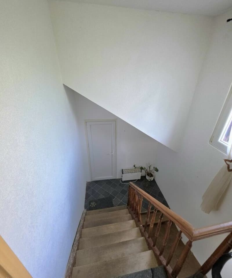 Freistehendes Einfamililenhaus mit je einer Wohnung pro Stockwerk und Bauparzelle (10)