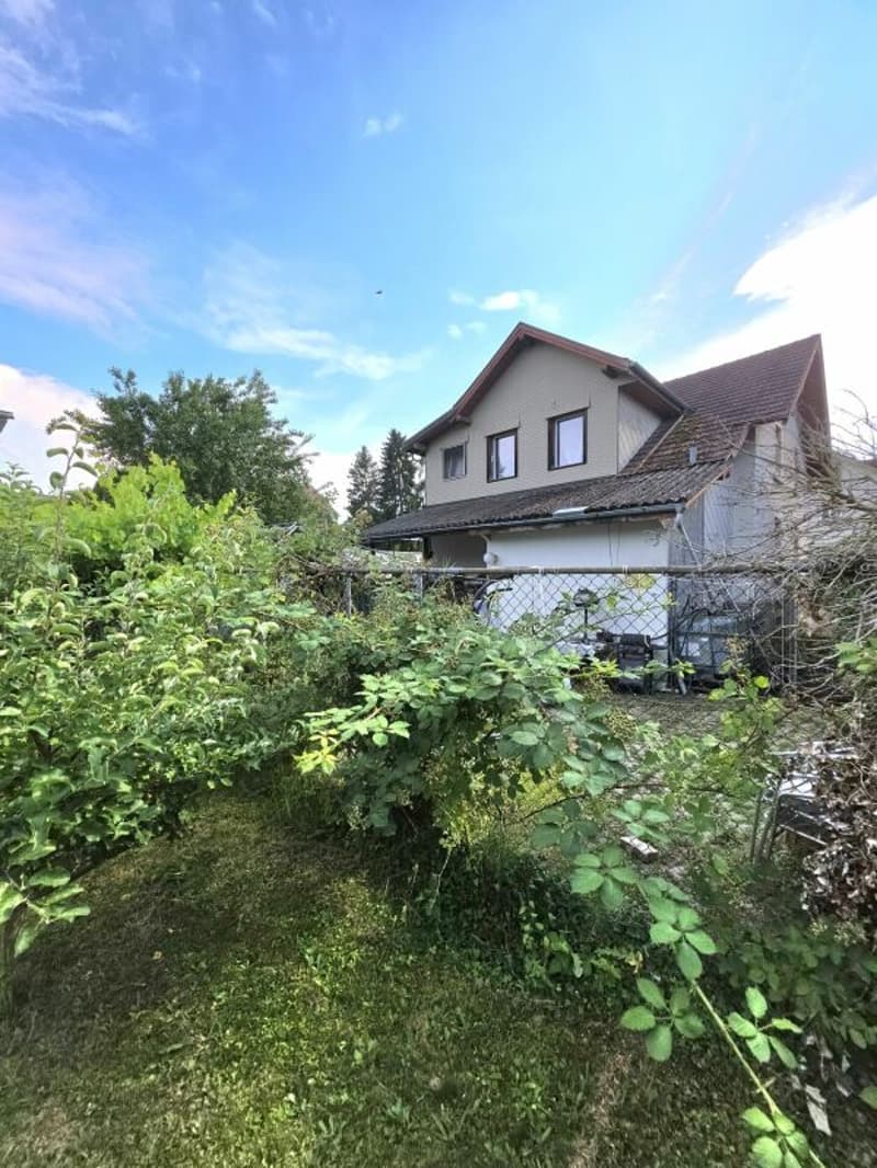 Freistehendes Einfamililenhaus mit je einer Wohnung pro Stockwerk und Bauparzelle (15)