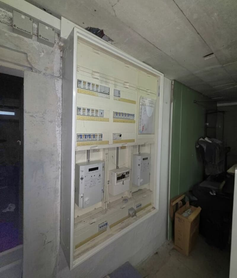 Freistehendes Einfamililenhaus mit je einer Wohnung pro Stockwerk und Bauparzelle (14)