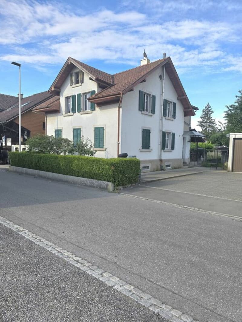 Freistehendes Einfamililenhaus mit je einer Wohnung pro Stockwerk und Bauparzelle (2)