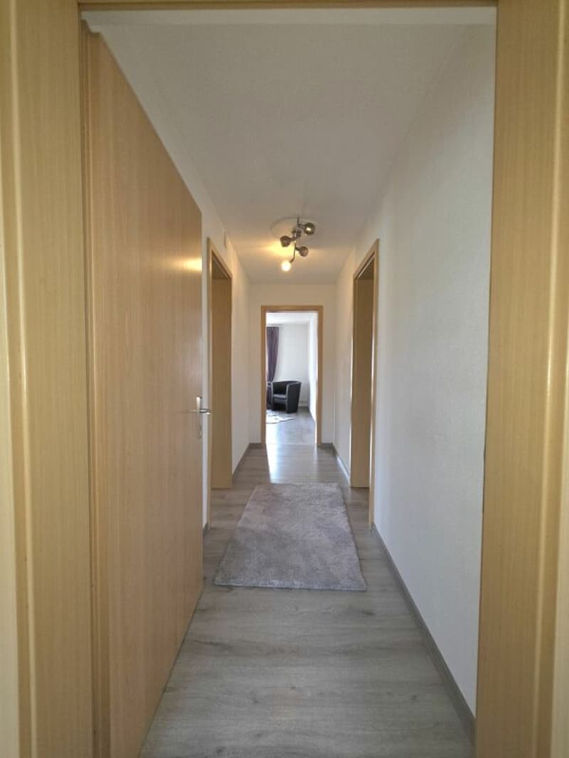 Freistehendes Einfamililenhaus mit je einer Wohnung pro Stockwerk und Bauparzelle (9)