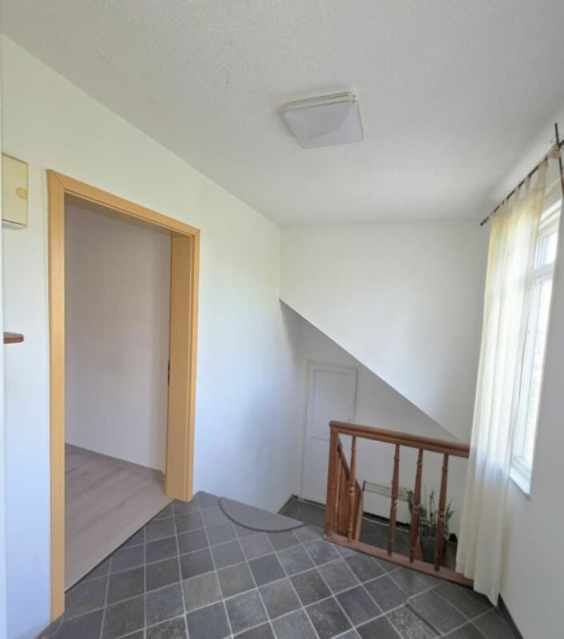 Freistehendes Einfamililenhaus mit je einer Wohnung pro Stockwerk und Bauparzelle (7)