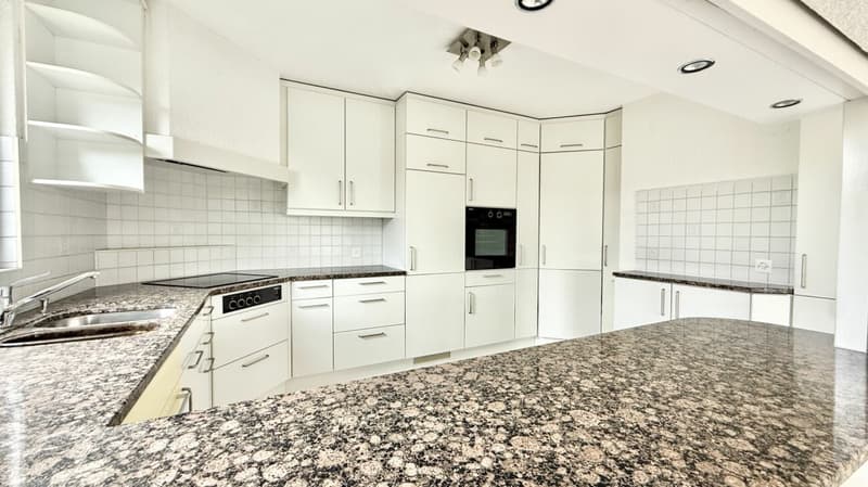 Attraktive, grosszügige und helle 4.5 Zi. Wohnung im Herzen von Aegerten (3)