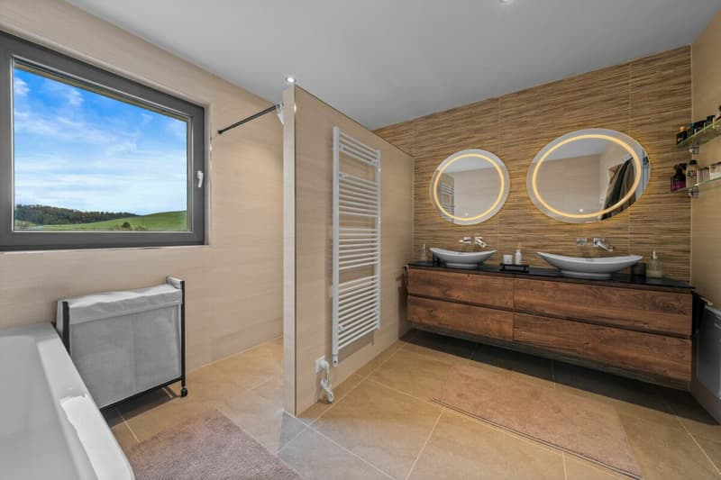 Luxuriöses 7.5 Zimmer  Einfamilienhaus mit viel Platz (17)