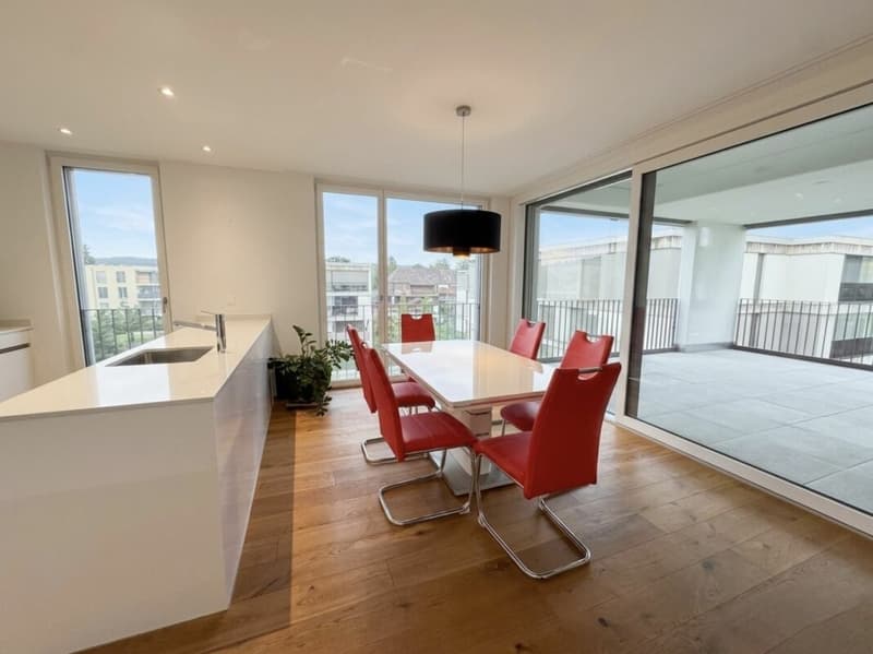 Hochwertige 4.5 Zimmer Wohnung mit grossem Balkon (5)