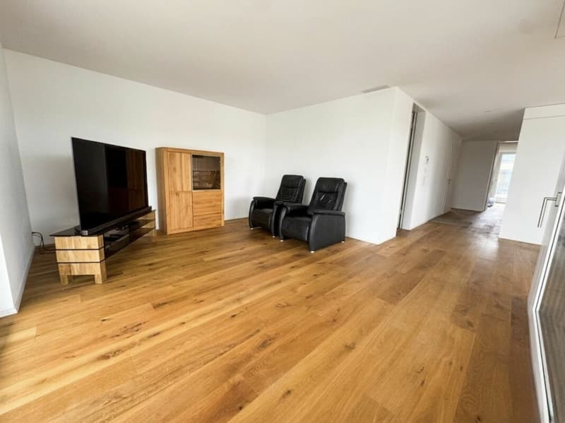 Hochwertige 4.5 Zimmer Wohnung mit grossem Balkon (6)