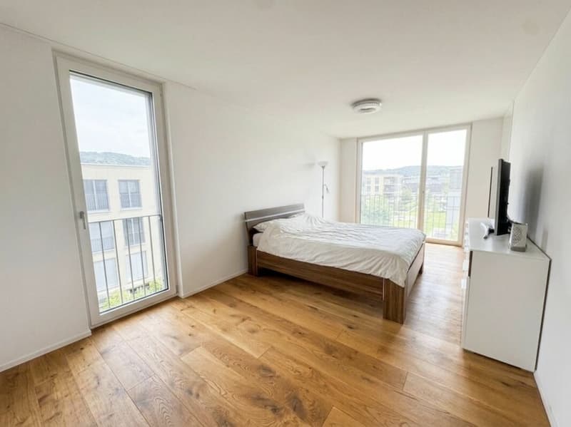 Hochwertige 4.5 Zimmer Wohnung mit grossem Balkon (9)