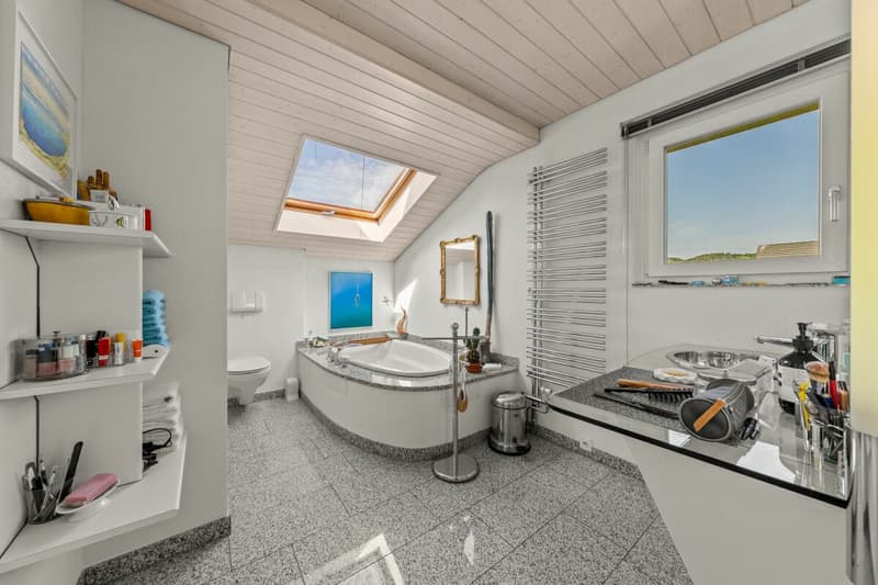Wohnglück am Wasser: Exklusives 6.5 Zimmer Haus mit privater Natur Oase (16)