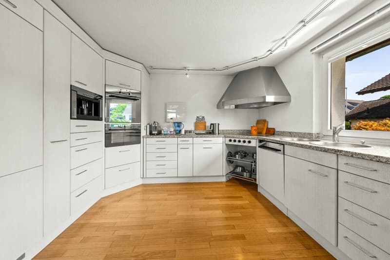 Wohnglück am Wasser: Exklusives 6.5 Zimmer Haus mit privater Natur Oase (7)