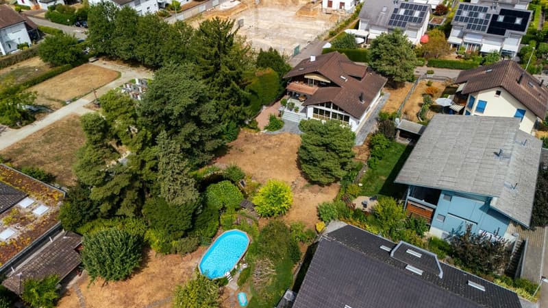 Wohnglück am Wasser: Exklusives 6.5 Zimmer Haus mit privater Natur Oase (2)