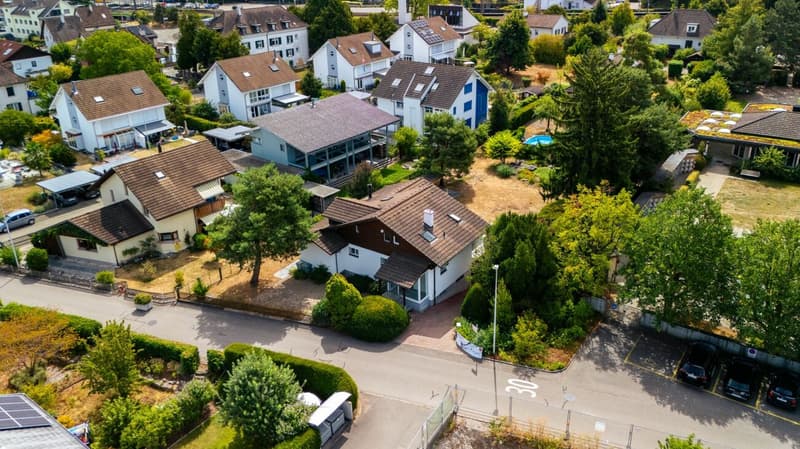 Wohnglück am Wasser: Exklusives 6.5 Zimmer Haus mit privater Natur Oase (25)