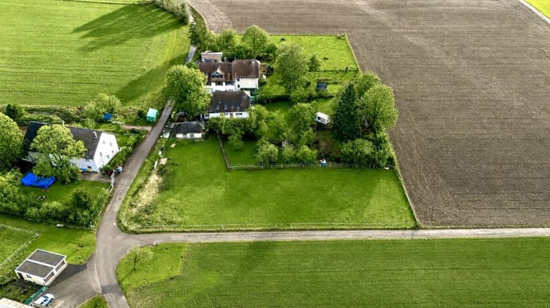 Belle maison avec appartement indépendant et terrain de 4'500 m2 (1)