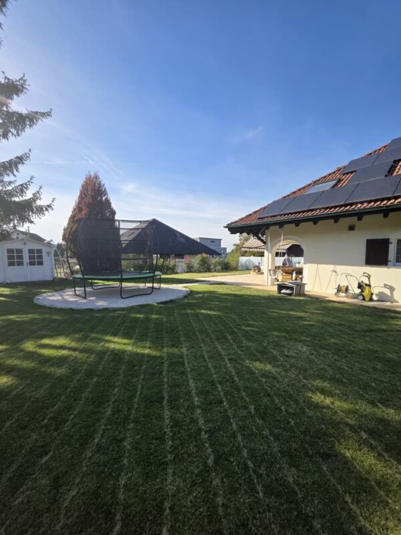 Wunderschönes, grosses 8.5 Zimmer EFH an Privatstrasse, mit grossem Garten (19)
