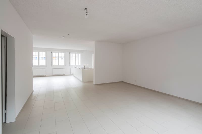 Offenes Schlafzimmer mit Zugang zum Wohn-/Esszimmer