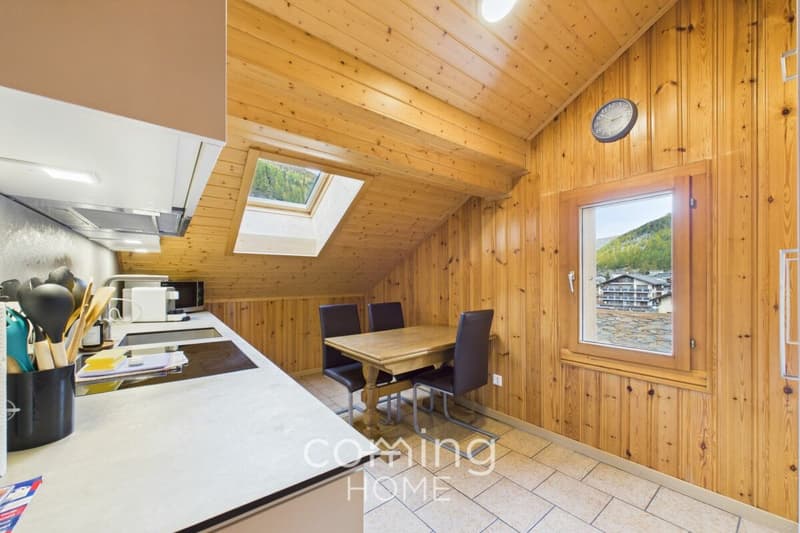 Lichtdurchflutete Dachwohnung mit zwei Balkonen im Herzen von Saas-Grund (3)