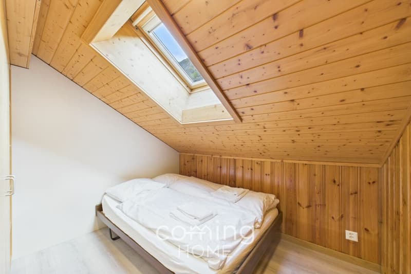 Lichtdurchflutete Dachwohnung mit zwei Balkonen im Herzen von Saas-Grund (7)