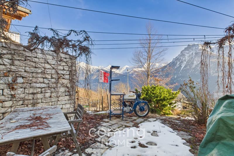 Gepflegtes 5.5-Zimmer-Chalet in Mund mit zwei Cheminées, Garten und Bergsicht - sonnige Lage, vier Bauparzellen W2 (13)