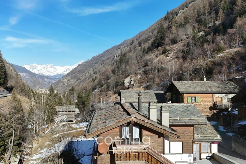 Un havre de paix dans la vallée de Saas : une maison élégante offrant une vue panoramique sur les montagnes, située dans le village paisible d'Eisten (13)