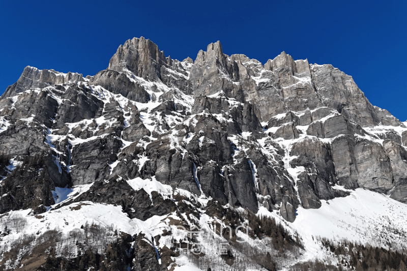 Studio rénové avec goût à Loèche-les-Bains, avec vue panoramique sur les Alpes et ascenseur (9)