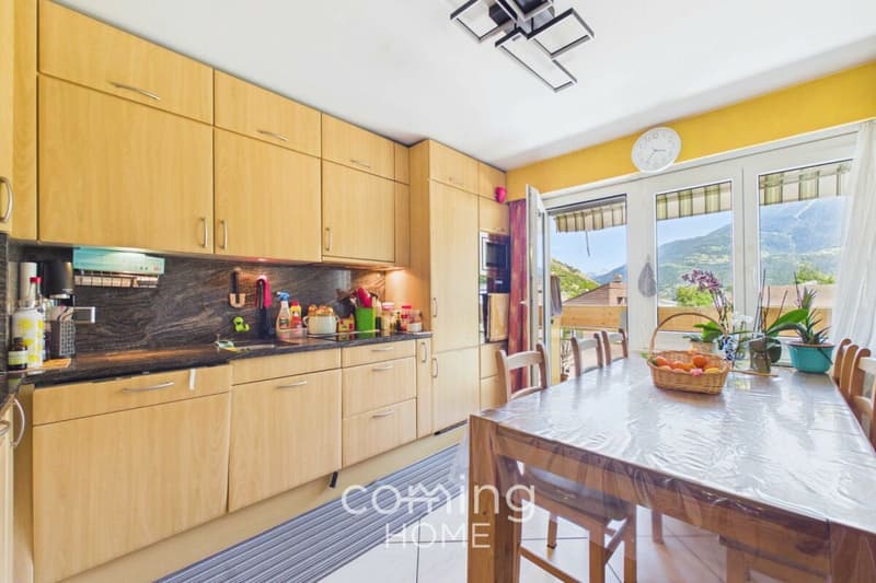 Familienfreundliche 4.5-Zimmer-Wohnung mit Balkon und traumhafter Aussicht in Susten (3)