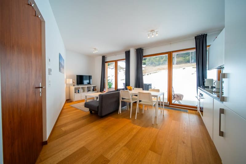 Moderne 2.5-Zimmer-Terrassenwohnung mit 20 m² Terrasse in Laax (2)