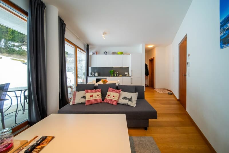 Moderne 2.5-Zimmer-Terrassenwohnung mit 20 m² Terrasse in Laax (3)