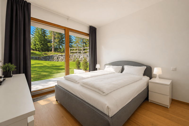 Moderne 2.5-Zimmer-Terrassenwohnung mit 20 m² Terrasse in Laax (8)