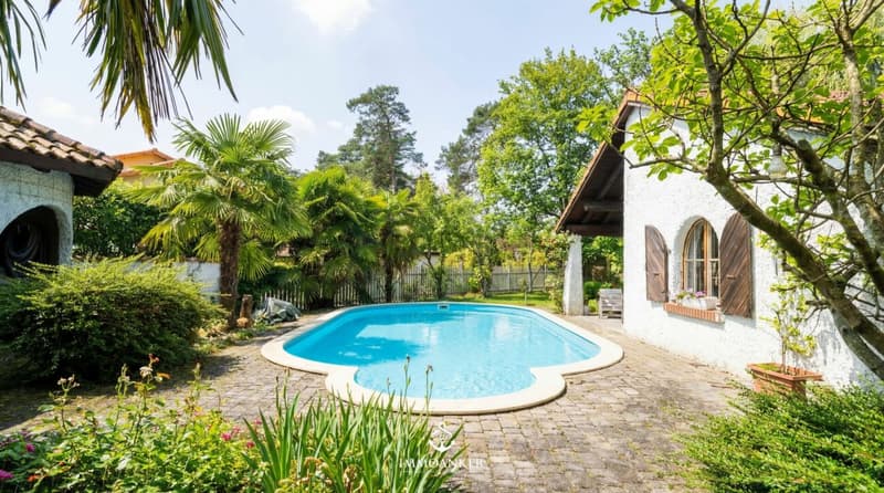 Grosszügiges Einfamilienhaus mit Pool, Weitläufigkeit und viel Privatsphäre in Studen (3)
