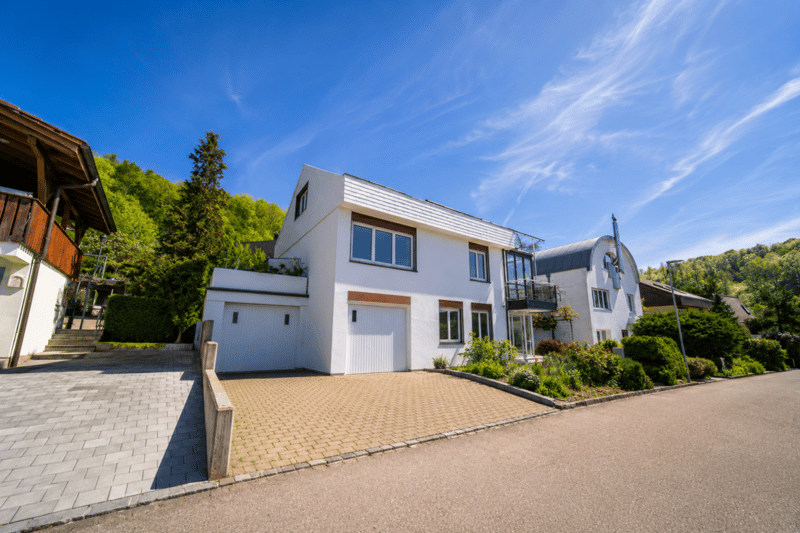 Frisch saniertes 6.5-Zimmer-Einfamilienhaus mit Südhanglage und Weitsicht in Füllinsdorf (12)