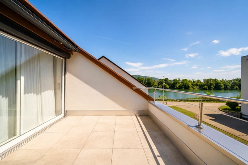 Luxuriöses Wohnen direkt am Rhein - exklusives 6.5-Zimmer-Einfamilienhaus mit traumhafter Aussicht (18)