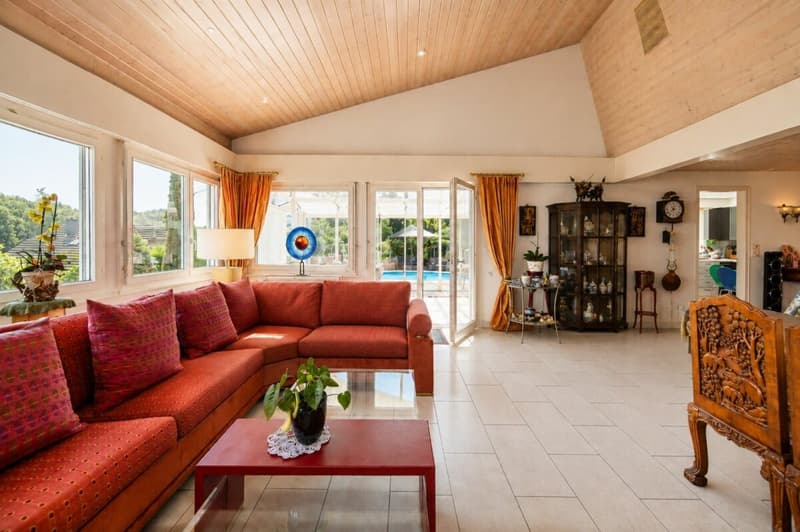 Exklusives Familienparadies mit Pool und Weitblick - grosszügiges 10-Zimmer-Einfamilienhaus in Bergdietikon (7)