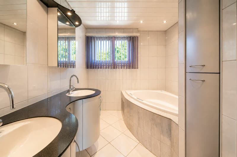 Exklusives Familienparadies mit Pool und Weitblick - grosszügiges 10-Zimmer-Einfamilienhaus in Bergdietikon (19)