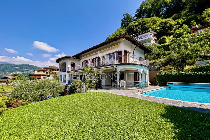 Renommierte Villa in Carabietta mit Pool & Blick auf den Luganer See zu verkaufen (1)