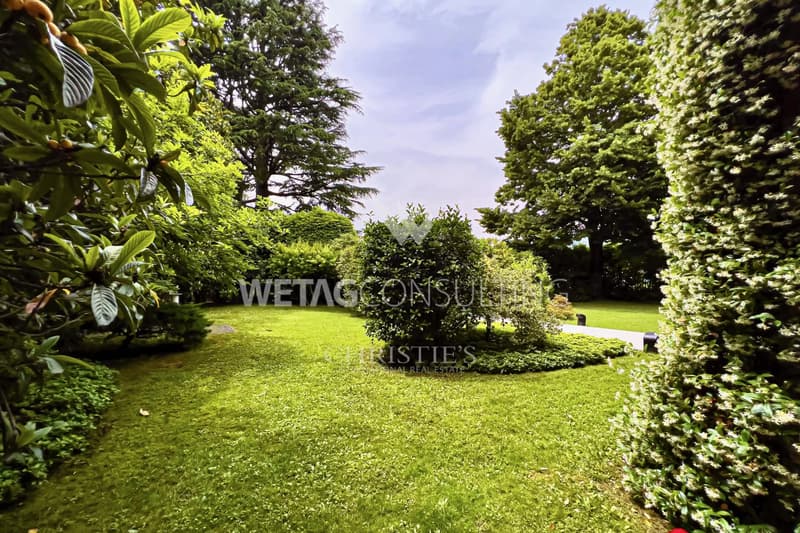 Weitläufige, herrschaftliche Villa umgeben von Grünflächen in Mendrisio zum Verkauf (2)