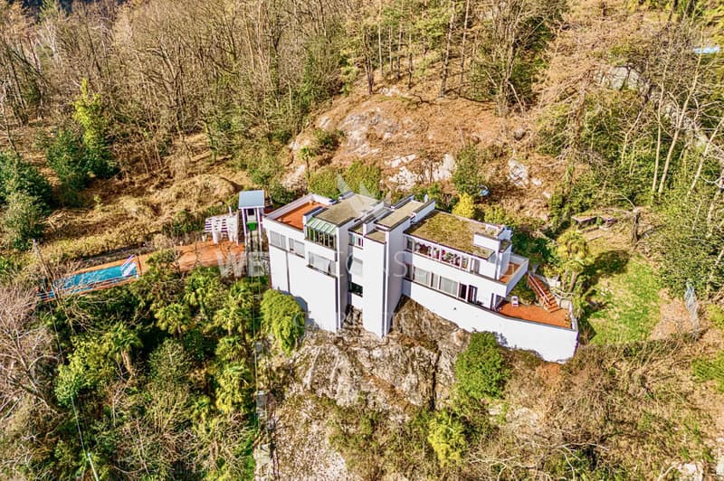 Losone: Wunderschöne, zu renovierende Villa im Grünen zu verkaufen (2)