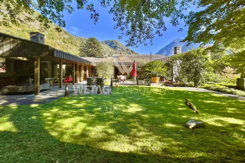Prestigevolle Villa umgeben von üppigem Grün mit grosszügigem Garten in Grono zum Verkauf (1)
