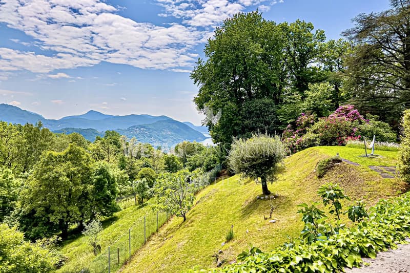 Lugano Bosco-Luganese: zu verkaufen exklusives Baugrundstück von 3'581 m² im Grünen mit Seesicht, inklusive schöner Villa (1)