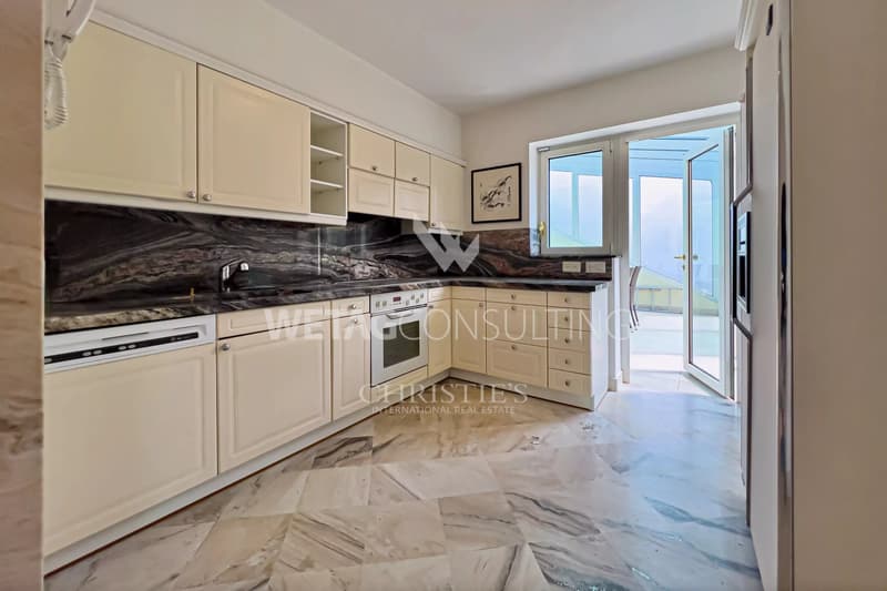Appartement triplex élégant à Porza avec vue sur le lac, jardin privé, piscine et sauna communs à vendre (5)