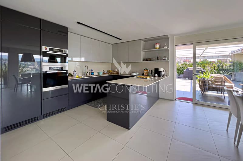 Lugano-Pregassona : grand appartement penthouse avec une vue magnifique sur la ville et en partie sur le lac de Lugano à vendre (4)