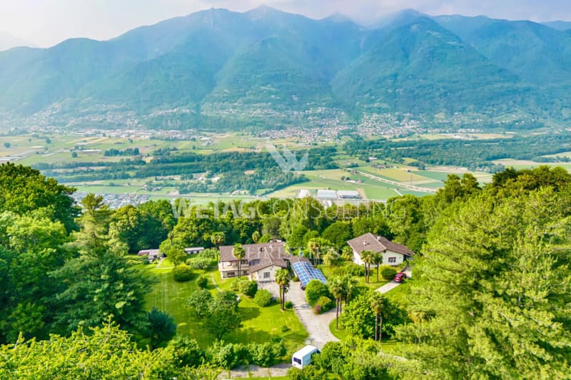 Grosszügige Liegenschaft im Grünen mit Hauptvilla, Gästehaus & unabhängiges Grotto, zu verkaufen in Rivera-Monteceneri (1)