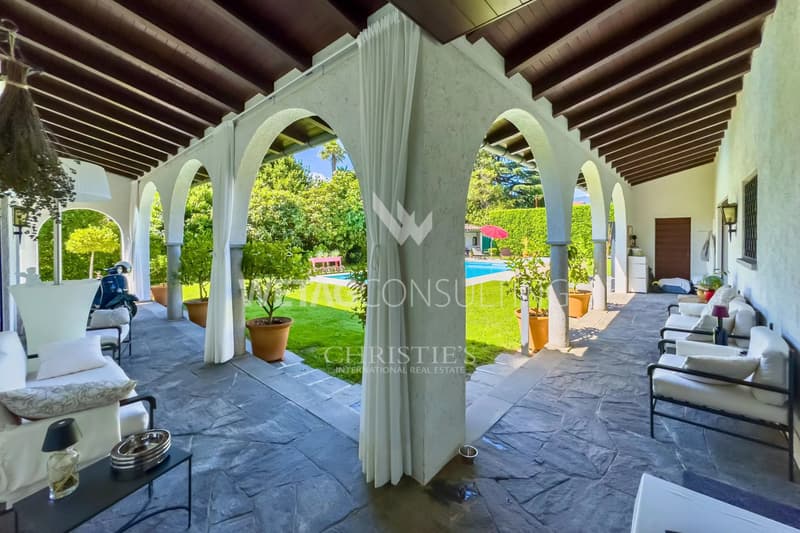 Villa élégante avec piscine à Lugano-Magliaso à vendre, située directement sur les rives du lac de Lugano (11)